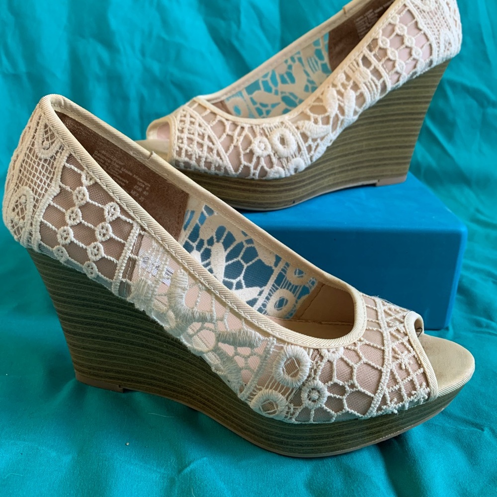 American Eagle Lace Wedges: Size 8